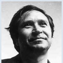 Dos cosas constantes te revelan, te tienen de cuerpo entero en el instante, y son la cama y la mesa de madera, hechas a la medida del amor y del hambr